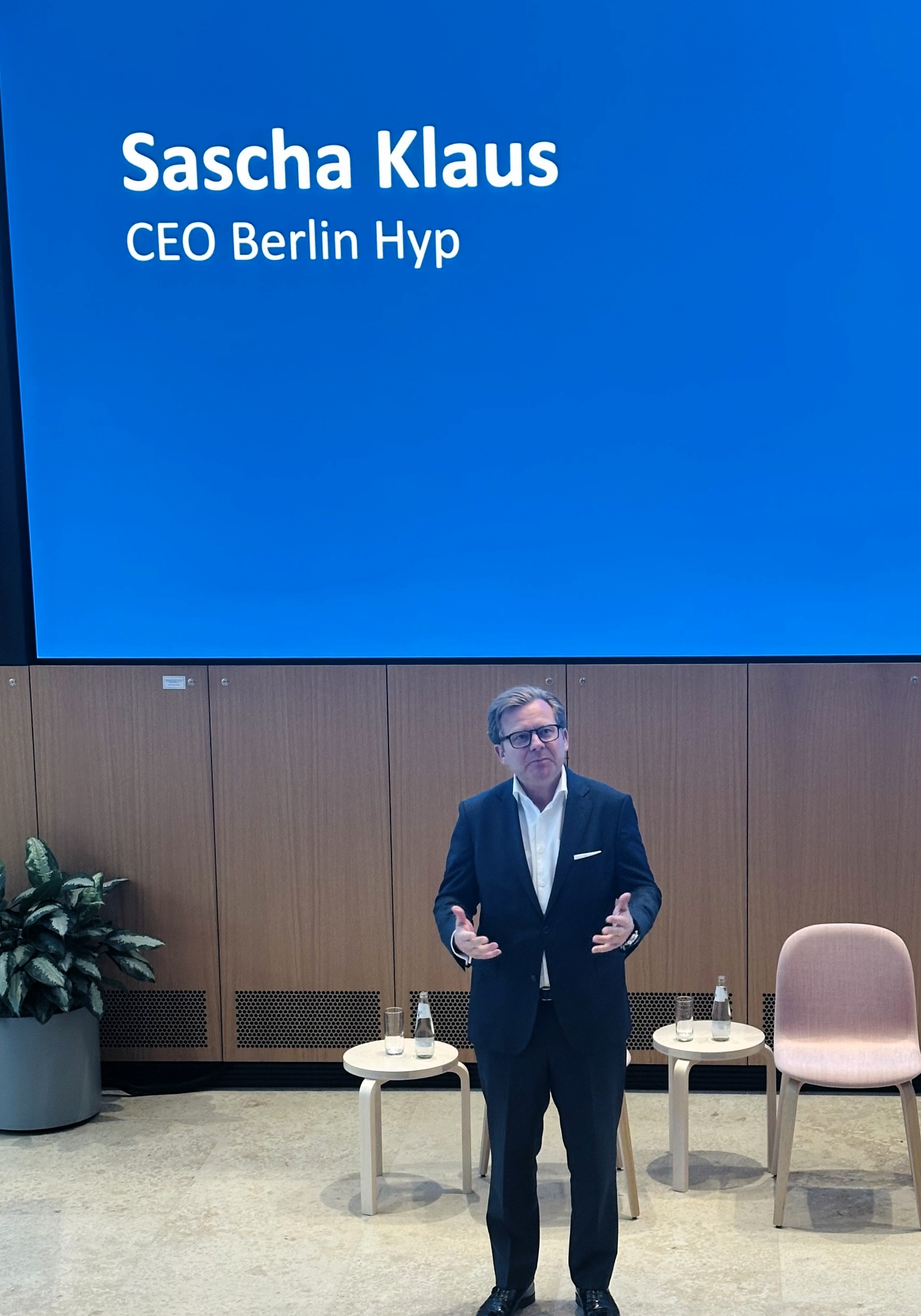 Sascha Klaus, CEO der Berlin Hyp, sprach beim VBKI über die Risiken der Vergesellschaftungsdebatte für Finanzmärkte, Investitionen und den Wirtschaftsstandort Berlin | BERLINboxx